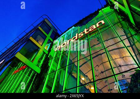 Entrée éclairée du centre commercial Nordstan la nuit, Gothenburg, Suède Banque D'Images