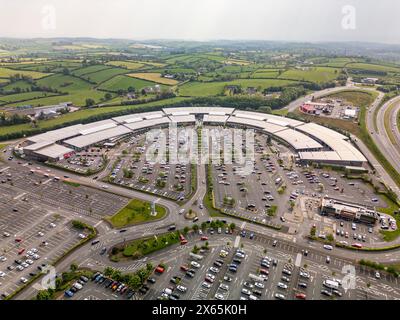 Le Boulevard de Banbridge est un centre animé, bordé de boutiques, cafés et boutiques. C'est une destination animée où les habitants et les visiteurs se rassemblent. Banque D'Images