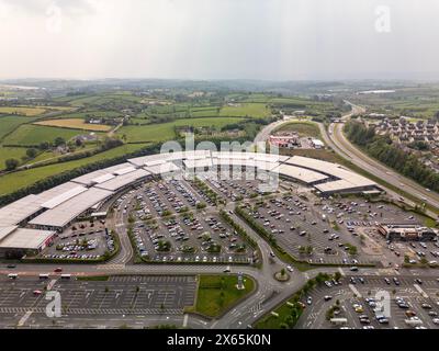 Le Boulevard de Banbridge est un centre animé, bordé de boutiques, cafés et boutiques. C'est une destination animée où les habitants et les visiteurs se rassemblent. Banque D'Images