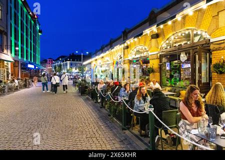 Les gens dînent en plein air devant la salle de marché Stora Saluhallen, Gothenburg, Suède Banque D'Images