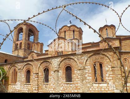 Église notre-Dame de Ljevis à Prizren au Kosovo, une église impressionnante derrière le barbelé Banque D'Images