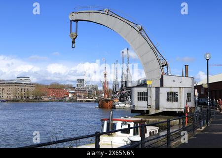 Bristol, Angleterre- 29 mars 2024 : la grue à vapeur Fairbairn dans le port de Bristol Banque D'Images