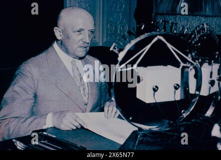 Le chancelier allemand Kurt von Schleicher annonçant son programme à la radio, Allemagne 1932 Banque D'Images