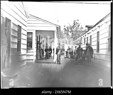 Washington, DC soldats convalescents et autres à l'extérieur des quartiers de la Sanitary Commission Home Lodge, photos de la guerre de Sécession 1861-1865 Banque D'Images