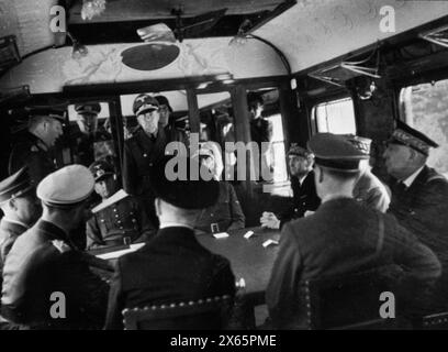 Dictateur allemand Adolph Hitler et Hermann Goering à l'intérieur d'un wagon de chemin de fer, Compiègne, France, 1940 Banque D'Images