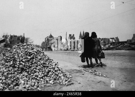 Deux allemandes marchent dans les ruines de la ville d'Essen après le bombardement des forces alliées, Allemagne des années 1940 Banque D'Images
