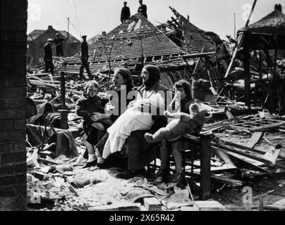 Famille de sans-abri après le bombardement allemand sur Liverpool, Royaume-Uni dans les années 1940 Banque D'Images