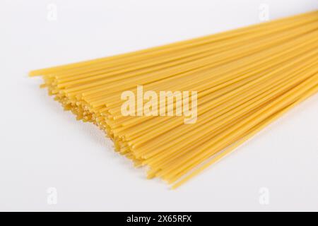 Pâtes spaghetti non cuites isolées sur fond blanc. Banque D'Images