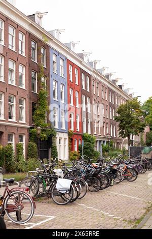 Rangée de vélos garés dans la rue devant les maisons hollandaises Banque D'Images