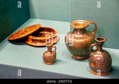 Amphore décorative en céramique antique sur un fond blanc. Cruches en argile et un pot, un ensemble d'ustensiles anciens pour boire du vin, de l'eau ou du lait. Haute qualité Banque D'Images