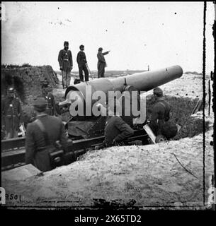 Charleston, Caroline du Sud (environs). Vue de la batterie Chatfield Morris Island avec une arme pointée vers le fort Sumter (Fort Putnam et batterie Dahlgren dans le lointain arrière-plan, photographies de la guerre de Sécession 1861-1865 Banque D'Images