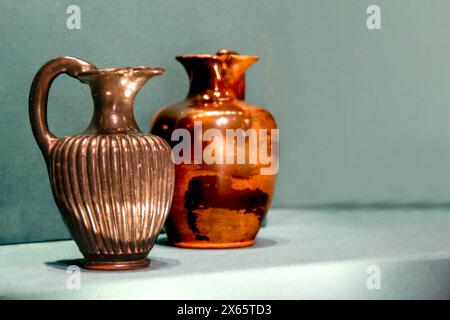 Amphore décorative en céramique antique sur un fond blanc. Cruches en argile et un pot, un ensemble d'ustensiles anciens pour boire du vin, de l'eau ou du lait. Haute qualité Banque D'Images