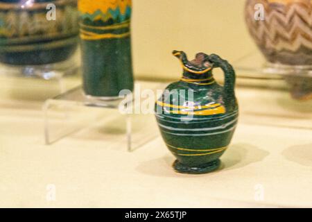 Amphore décorative en céramique antique sur un fond blanc. Cruches en argile et un pot, un ensemble d'ustensiles anciens pour boire du vin, de l'eau ou du lait. Haute qualité Banque D'Images