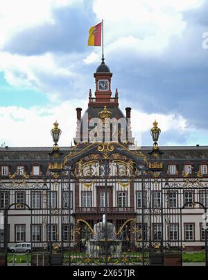 Hanau, Allemagne. 10 avril 2024. Philippsruhe Palace dans le quartier de Kesselstadt peut être vu à travers une porte ornée en fer forgé. Le palais baroque a été construit entre 1700 et 1725 par le comte Phlipp Reinhard von Hanau. Crédit : Arne Dedert/dpa/Alamy Live News Banque D'Images