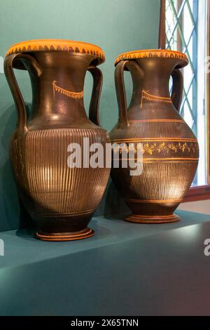 Amphore décorative en céramique antique sur un fond blanc. Cruches en argile et un pot, un ensemble d'ustensiles anciens pour boire du vin, de l'eau ou du lait. Haute qualité Banque D'Images