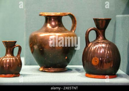 Amphore décorative en céramique antique sur un fond blanc. Cruches en argile et un pot, un ensemble d'ustensiles anciens pour boire du vin, de l'eau ou du lait. Haute qualité Banque D'Images