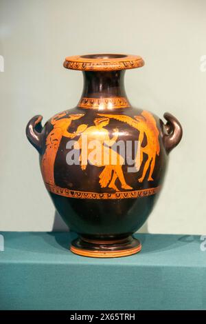 Amphore décorative en céramique antique sur un fond blanc. Cruches en argile et un pot, un ensemble d'ustensiles anciens pour boire du vin, de l'eau ou du lait. Haute qualité Banque D'Images