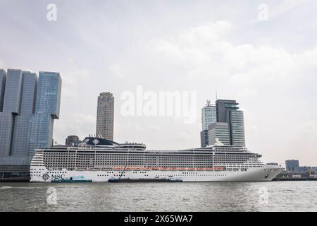 Navire de croisière MSC Preziosa à l'embarcadère dans le port de Rotterdam, pays-Bas Banque D'Images