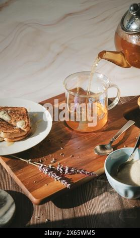 Versez le thé et grillez le petit déjeuner Banque D'Images