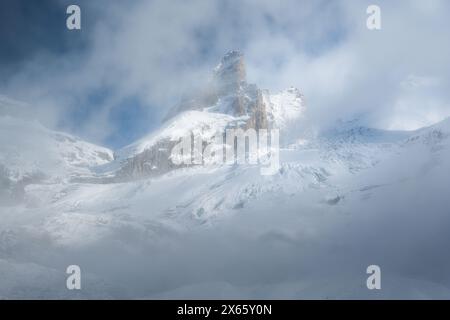 Sommets glaciaires surplombant le lac Oeschinensee dans les Alpes suisses Banque D'Images