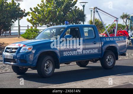 Saint-Denis, la Réunion - 14 juillet 2016 : camion de gendarmerie de l'escouade de secours de montagne quelques minutes avant le défilé pour le jour de la Bastille. Banque D'Images