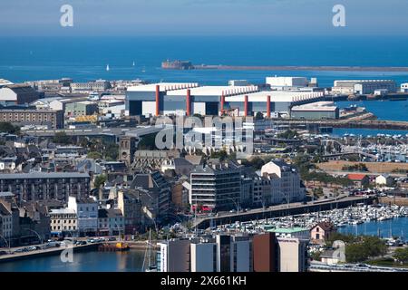Cherbourg-en-Cotentin, France - 06 août 2020 : vue aérienne du centre-ville incluant la Basilique Sainte-Trinité et le Fort Ouest. Banque D'Images