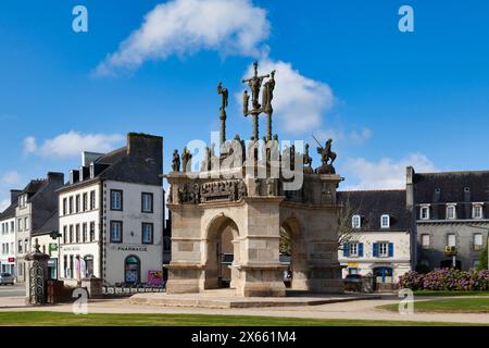 Pleyben, France - août 29 2021 : le calvaire monumental placé devant l'église est le plus massif de toute la Bretagne. Banque D'Images