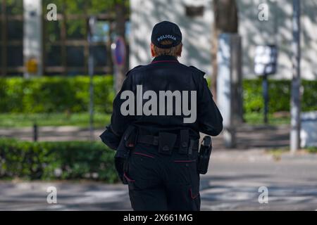 Podgorica, Monténégro - avril 20 2019 : policewoman (Policija) attendant à une promenade en croix. Banque D'Images