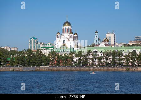 Ekaterinbourg, Russie - 16 juillet 2018 : L'Église de tous les Saints, le centre royal, spirituel et éducatif et le Khram Vozneseniya Gospodnya ci-dessus Banque D'Images