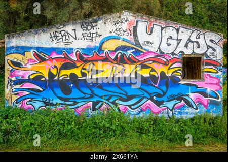 Graffité colorée sur de vieux bâtiments de plage abandonnés, Alentejo, Portugal. Banque D'Images