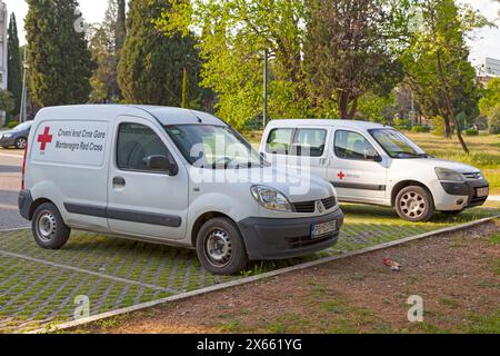 Podgorica, Monténégro - 20 avril 2019 : voitures de la Croix-Rouge du Monténégro garées devant leur siège. Banque D'Images