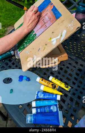 Palette d'artistes et tubes de peinture de couleur. Banque D'Images