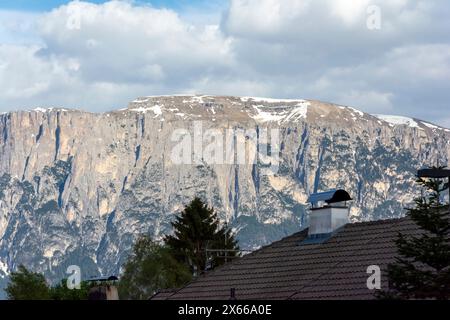 Vue du massif du Schlern (Sciliar) dans les Dolomites depuis Oberbozen, Trentin-Haut-Adige, Italie Banque D'Images