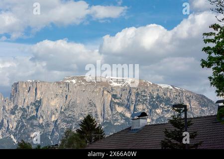 Vue du massif du Schlern (Sciliar) dans les Dolomites depuis Oberbozen, Trentin-Haut-Adige, Italie Banque D'Images