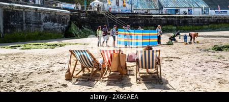 Une image panoramique de vacanciers se relaxant sur la plage de Towan à Newquay en Cornouailles au Royaume-Uni. Banque D'Images