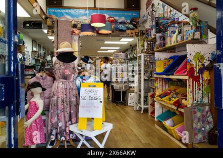 L'intérieur d'une boutique de charité au Royaume-Uni. Banque D'Images