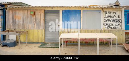 Tentes ou maisons de pêcheurs dans une phase de dégradation dans le 'bico do mexilhoeiro' sur la péninsule de la ville de Barreiro-Estremadura-Portugal. Banque D'Images