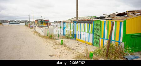 Tentes ou maisons de pêcheurs dans une phase de dégradation dans le 'bico do mexilhoeiro' sur la péninsule de la ville de Barreiro-Estremadura-Portugal. Banque D'Images