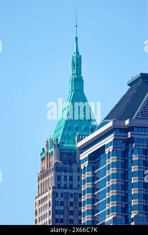 La pyramide verdigris du 40 Wall Street et le verre et la pierre du 60 Wall Street ponctuent l'horizon du quartier financier de New York. Banque D'Images