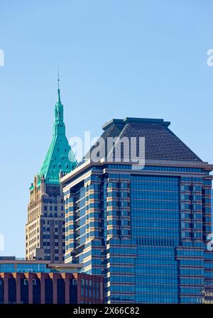 La pyramide verdigris du 40 Wall Street et le verre et la pierre du 60 Wall Street ponctuent l'horizon du quartier financier de New York. Banque D'Images