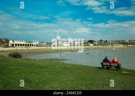 Couple profitant de la vue sur la plage de Whitmore Bay sur l'île de Barry au pays de Galles au début du printemps Banque D'Images