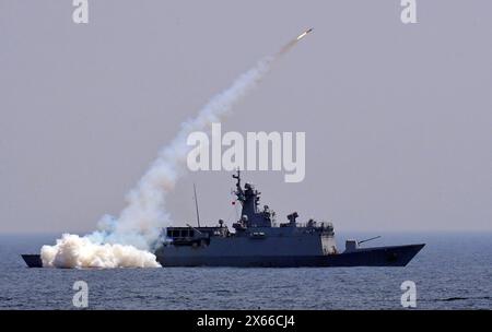 Séoul, CORÉE DU SUD. 10 mai 2024. 13 mai 2024-Séoul, Corée du Sud et la marine coréenne participent à un exercice de tir réel de missiles guidés en mer est en Corée du Sud. La Marine a déclaré lundi qu'elle avait mené des exercices de tir réel dans la mer de l'est conjointement avec l'armée de terre et l'armée de l'air pour renforcer leur préparation contre les menaces nord-coréennes. (Crédit image : © Ministère de la Défense via ZUMA Press Wire) USAGE ÉDITORIAL SEULEMENT! Non destiné à UN USAGE commercial ! Banque D'Images