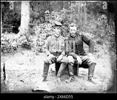 Fair Oaks, va Lt. James B. Washington, un prisonnier confédéré, avec le capitaine George A. Custer du 5th Cavalry, États-Unis, photographies de la guerre de Sécession 1861-1865 Banque D'Images