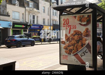 KFC Hot Wing seau rapide publicité de nourriture indésirable sur la publicité d'arrêt de bus, Hastings, East Sussex, Angleterre, Royaume-Uni, 2024 Banque D'Images