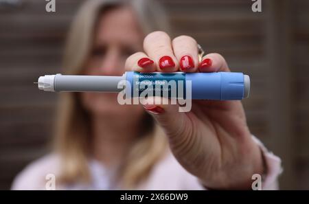Image montre : injection d'Ozempic, stylo semaglutide. pic posé par le modèle pic gavin rodgers/pixel8000 Banque D'Images