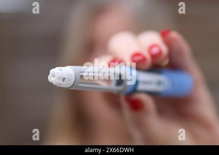 Image montre : injection d'Ozempic, stylo semaglutide. pic posé par le modèle pic gavin rodgers/pixel8000 Banque D'Images