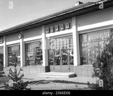 République socialiste de Roumanie dans les années 1970 Vue de face d'une épicerie appartenant à l'État dans une petite ville. Banque D'Images