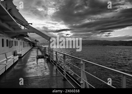 Italie, Calabre, vue sur le canal de Sicile et la côte sicilienne au coucher du soleil depuis l'un des nombreux ferryboats qui relient la Calabre à la Sicile Banque D'Images