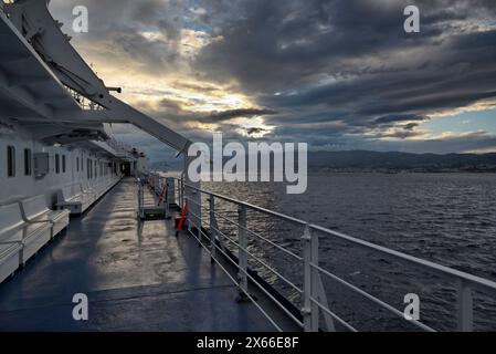 Italie, Calabre, vue sur le canal de Sicile et la côte sicilienne au coucher du soleil depuis l'un des nombreux ferryboats qui relient la Calabre à la Sicile Banque D'Images