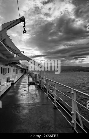 Italie, Calabre, vue sur le canal de Sicile et la côte sicilienne au coucher du soleil depuis l'un des nombreux ferryboats qui relient la Calabre à la Sicile Banque D'Images